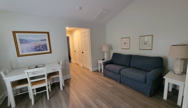 Charming 3-bedroom cottage in pleasant Williamsburg with WiFi, fitness room