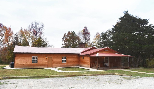 Charming 3-bedroom rustic cabin with WiFi in wonderful Williamsburg