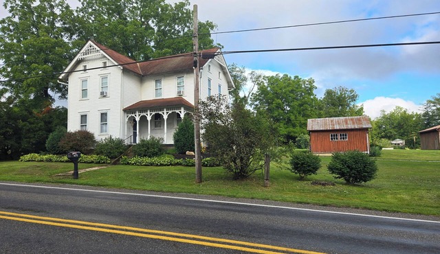Charming 3-bedroom farmhouse 1 hour from Beaver Stadium