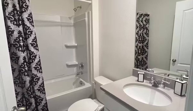 Charming 3-bedroom house in fantastic Winter Haven with WiFi, AC, Community Pool