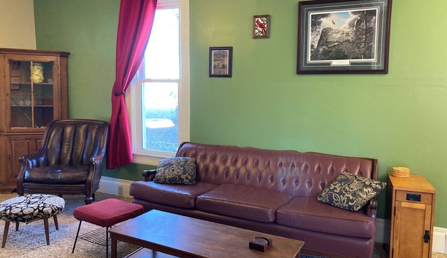 Charming 3-bedroom Victorian house with AC and WiFi in Vermillion