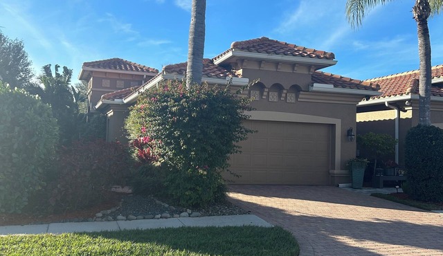 Charming 3 bedroom villa in Lely Resort Naples with hot tub and waterfall