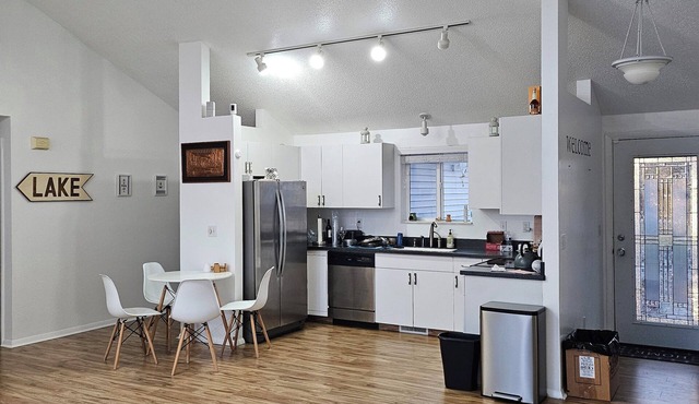 Charming 3-bedroom waterfront / WiFi & AC in lovely Fraser Township/Bay area