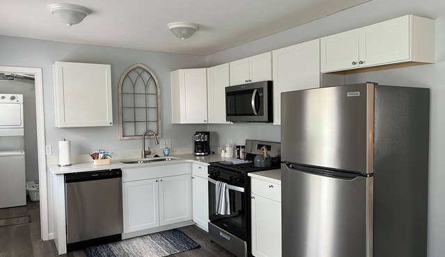 Charming 3-bedroom WALKING distance to BEACH bottom unit of duplex in Edinboro
