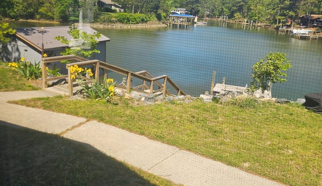 Charming 3-bedroom waterfront house in delightful Montross with WiFi, AC