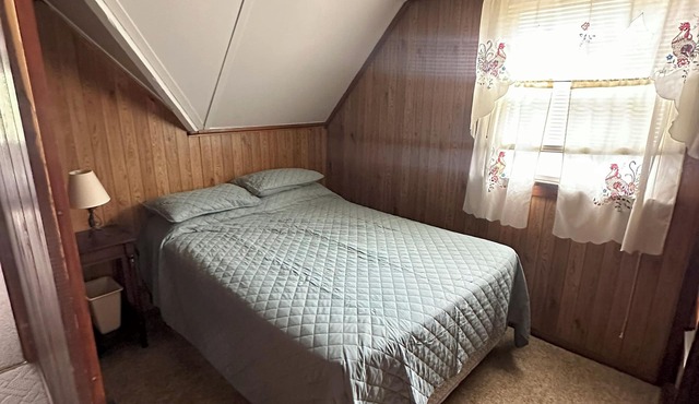 Charming 3-bedroom WATERFRONT cabin on the St. Lawrence River!