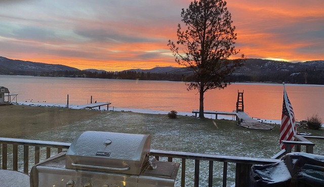 Charming 3-bedroom waterfront home in peaceful Laclede with AC, WiFi.