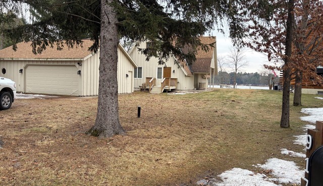 Charming 3-bedroom waterfront cottage in beautiful Nekoosa with AC