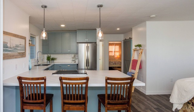 Charming 3-bedroom, water view cottage, with AC, WiFi & outdoor shower