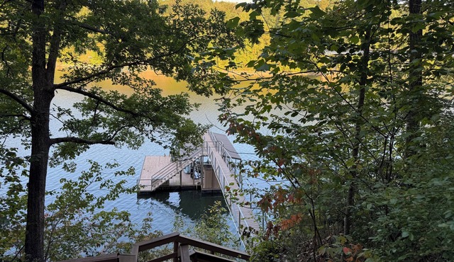 Charming 3 bedroom waterfront house on Smith Lake with dock!