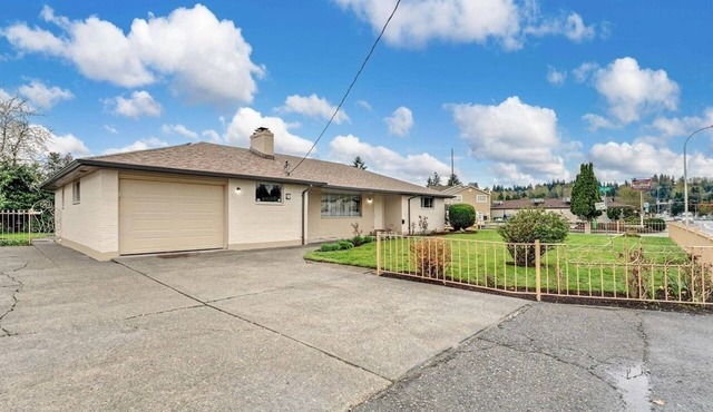 Charming 3-bedrooms and 4 beds house in Auburn with WiFi and AC stay four people