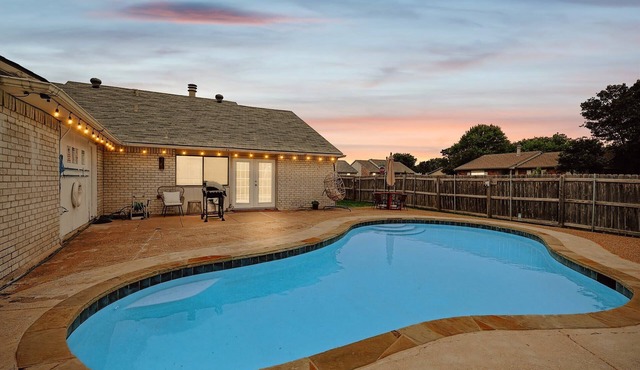 Charming 3 Bedrooms, Escape w Pool, Yard, Foosball