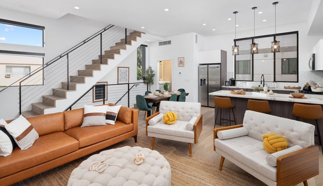 Charming 3 bedrooms and 3.5 baths home with private car garage in the heart of Hollywood