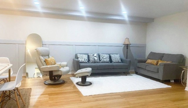 Charming 3 beds 2 full baths close to Chicago long renters welcome