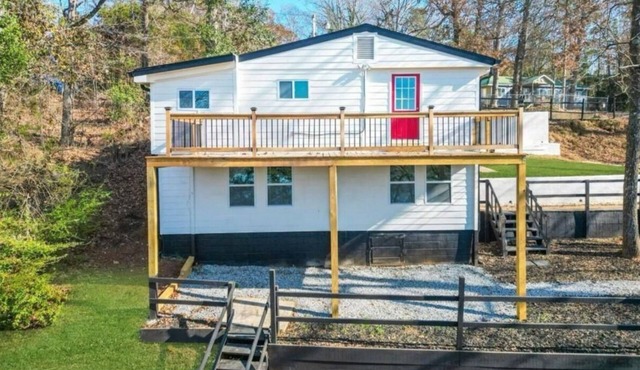 Charming 3-BR/2-BA Waterfront Lake House