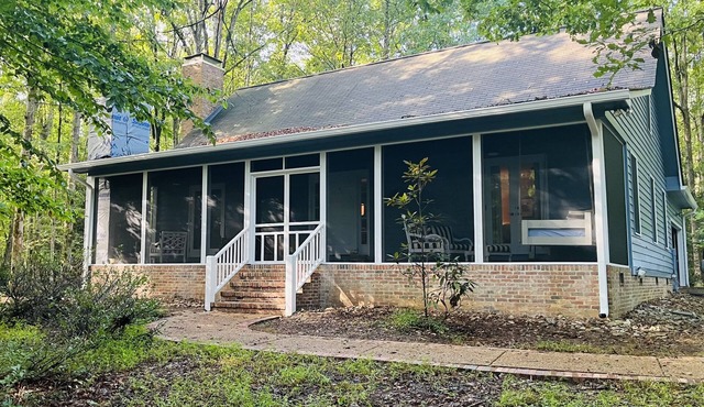 Charming 3 BR, 2 Bath cabin located in quiet Clifftops and close to Sewanee