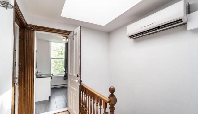 Charming 3 BR at the Heart of Downtown Montreal. 3 mins walk to metro station. n