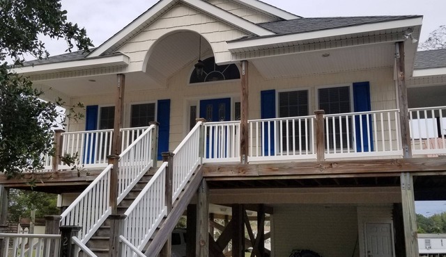 Charming 3-BR cottage with open floor plan, near Surf City Beaches & Marina.