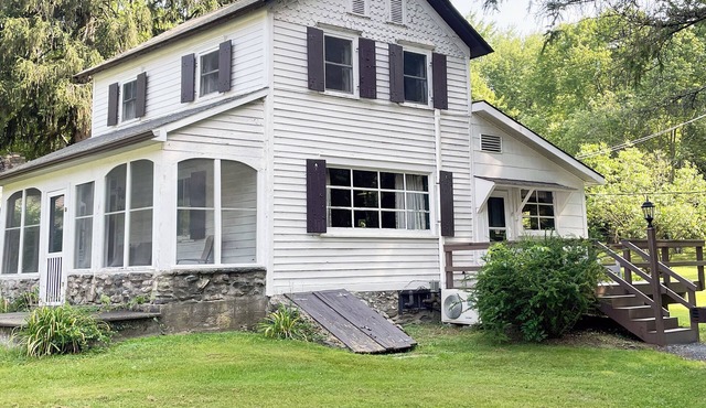 Charming 3 BR Farmhouse in the Poconos on Private Resort