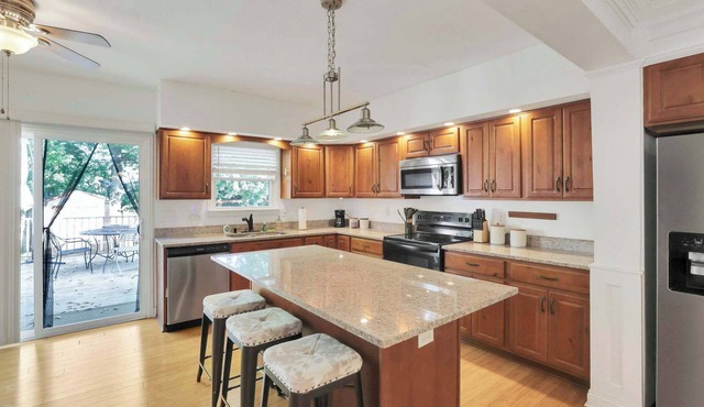 Charming 3-BR + Hot Tub - Near Grandview