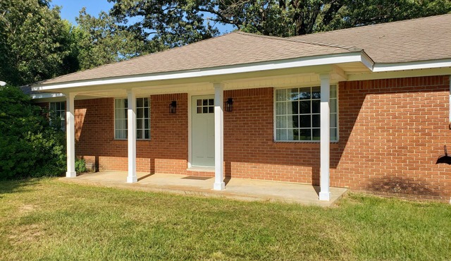 Charming 3 BR house in Pope, 36 min to Ole Miss, 3 miles to Enid Lake boat ramps