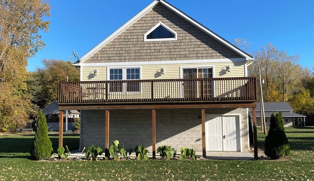 Charming 3-BR house w/golf, pool, WiFi, AC at pet friendly Middle Bass Island