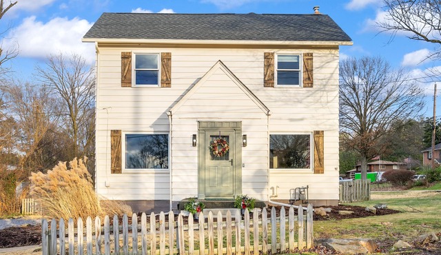 Charming 3 BR in Small Town Zelienople w/Hot Tub