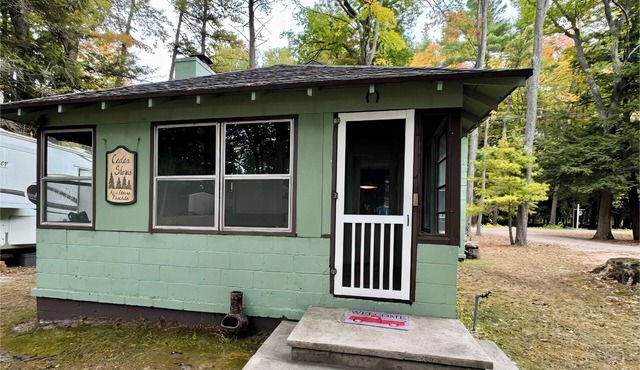 Charming 3 BR Lakefront Cottage - Gateway to Platte Lake & Sleeping Bear Dunes!