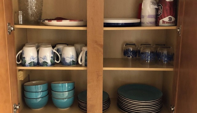 Charming 3 BR park-side Home w/King bed, WiFi, Full Kitchen & Fenced backyard