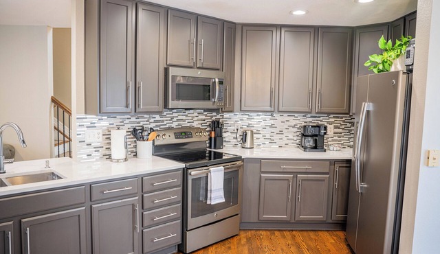 Charming 3 BR Retreat;10 min DIA; Pool; Park