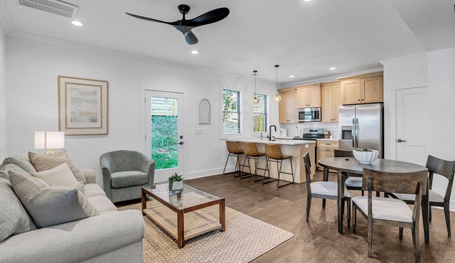 Charming 3-BR townhome < 1 Mile from Fluor Field: Garage, E-Bike Rental, 2KingB