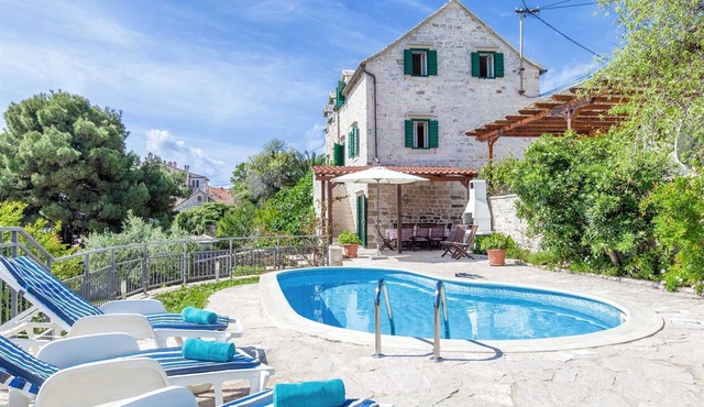 Charming 3-BR Villa for 6 with private pool, close to the sea