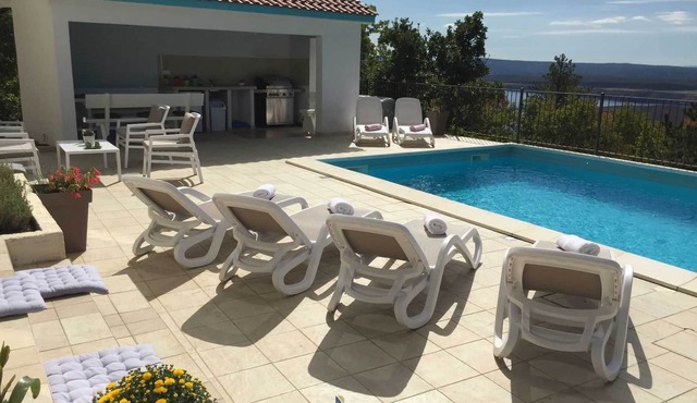 Charming 3-BR Villa for 6+2, with pool and stunning views