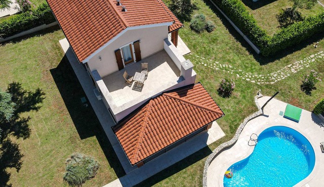 Charming 3-BR Villa Retreat for 6 with private heatable pool