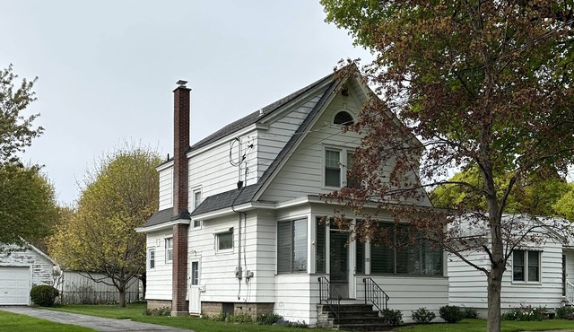 Charming 3 BRM family home in quiet neighborhood. 2 blocks from Lake Ontario.