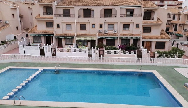 Charming 3-bedroom bungalow in welcoming Guardamar del Segura with AC, WiFi