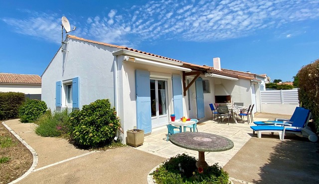 Charming 3-Bed House, 400m from Beach, WiFi, Enclosed Garden, Parking
