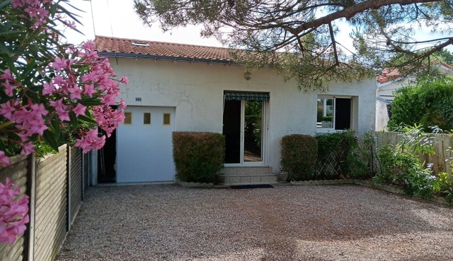 Charming 3-Star Villa, 2 Bedrooms, Garden Near Beach