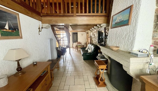 Charming 3-Bed Townhouse with Courtyard, Garage, and WiFi, 300m from Beach in Les Sables-d'Olonne