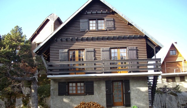 Charming 3-level chalet in the heart of the resort (sleeps 12 to 13)