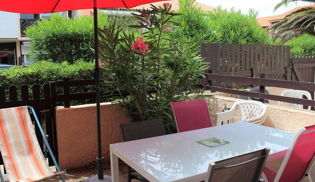 Charming 3-Room Apartment, AC, 400m from Beach, Parking, Sleeps 4