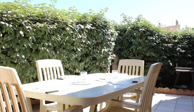 Charming 3-Room House, 6 Sleeps, 400m from Beach, Terrace, Private Parking, Pets Welcome