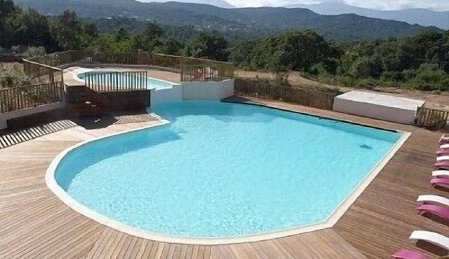 Charming 3-room garden apartment with 300m2 swimming pool