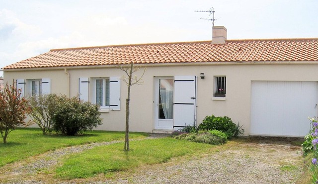 Charming 3-Room House, 5 Sleeps, 400m from Bosse Beach, South-Facing Terrace, Large Garden