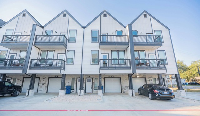 Charming 3-Story Townhome in wonderful Waller with WiFi, AC