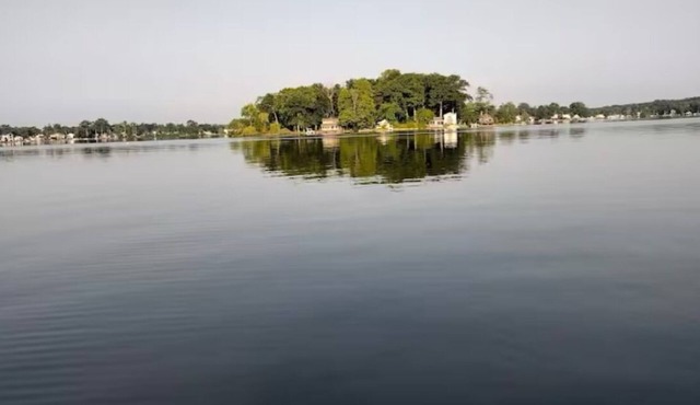 Charming 3-bedroom house in peaceful White Lake Township on Pontiac Lake