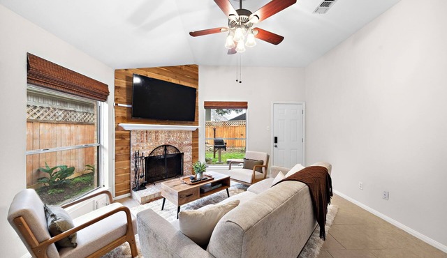Charming 30+ day stay - 3-bedroom home - Tomball with WiFi, AC