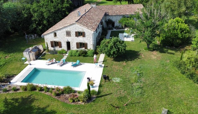 Charming 300m2 house in stones, can accomodate up to 12 persons. Private pool.