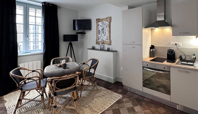 Charming 30m² Studio in Historic Moulins Center – Modern Amenities, Sleeps 2