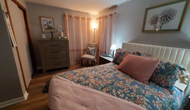 Charming 3B, 1& 1/2 Bath ranch house. Sleeps 6. Full AC. Near SUNY Fredonia.